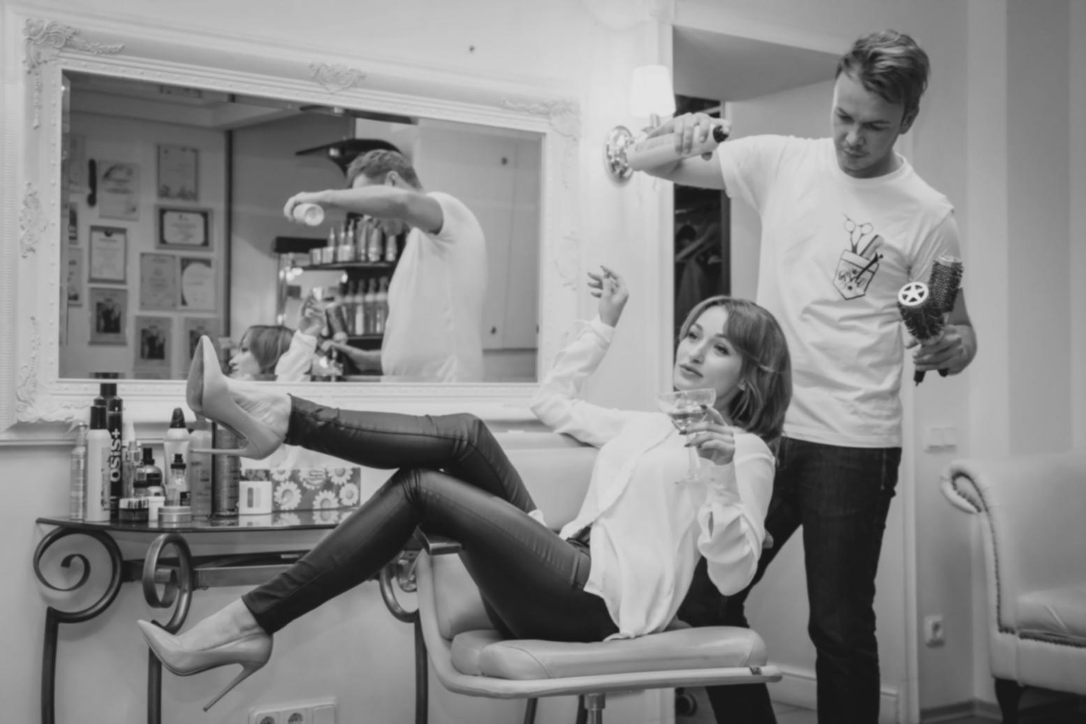 Sessione di formazione pratica su tecniche di cura dei capelli nel centro entharavolix